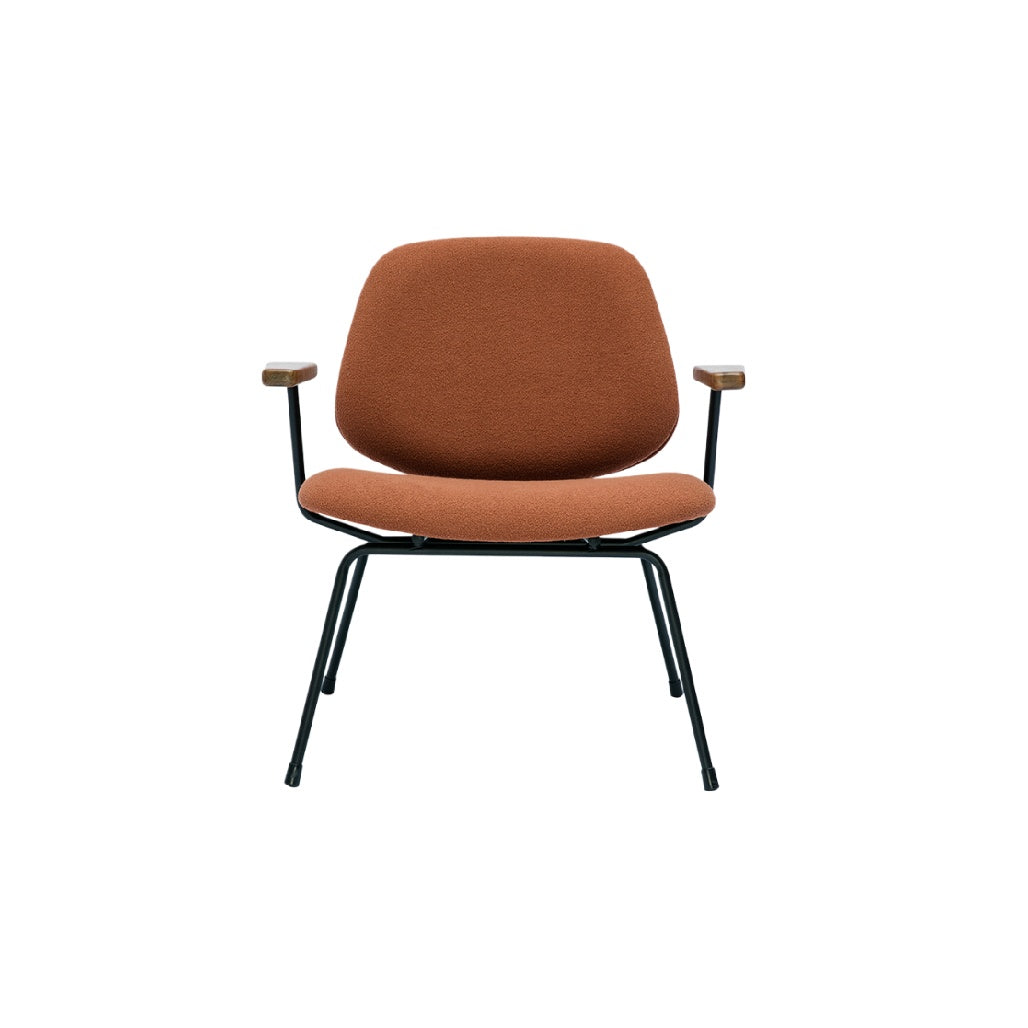 Chaise moderne avec accoudoirs en métal et rembourrage en tissu